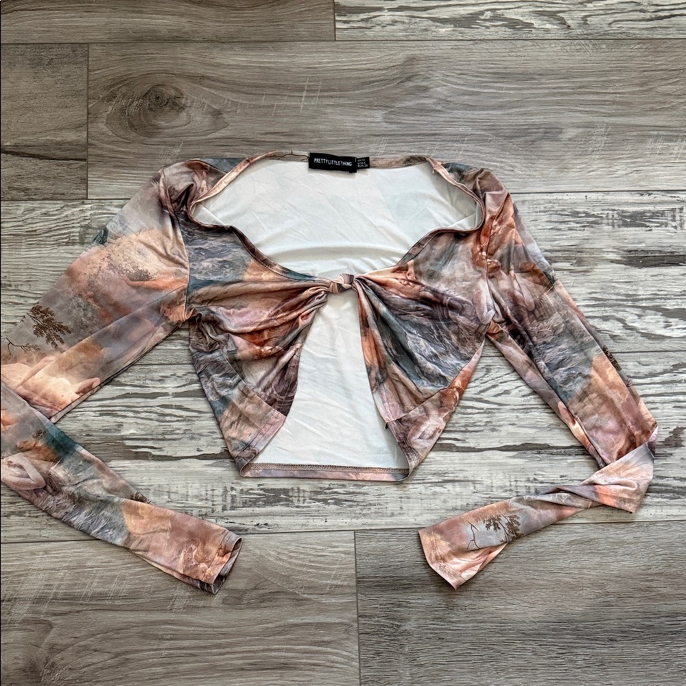 ⭐️PrettyLittleThing super cropped top